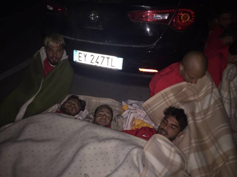 Dopo il terremoto  stato impossibile rientrare in albergo, cos i calciatori hanno passato la notte in strada.